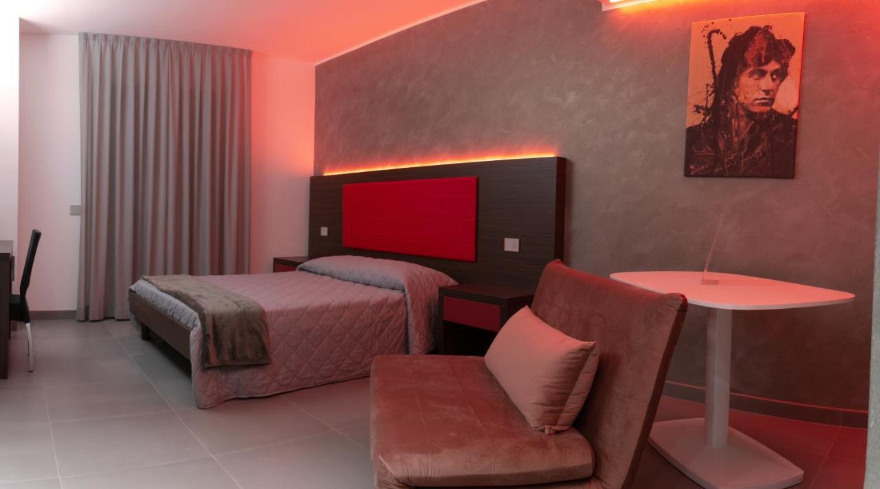 Brigante Suites Misano Adriatico Buitenkant foto